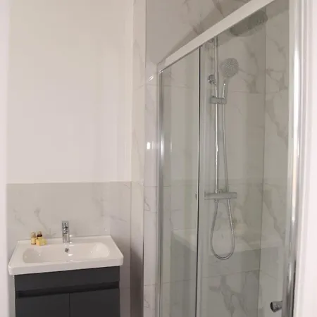 Star Warwick Mansions 4-bed Retreat Apartment *
