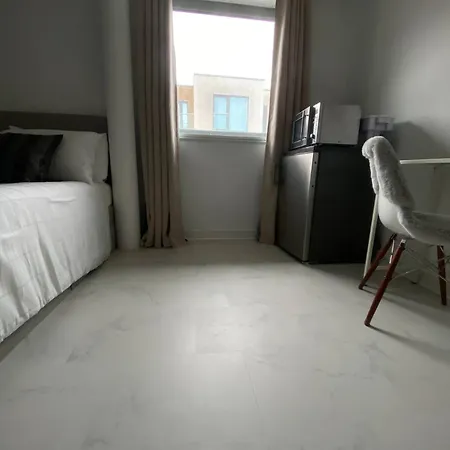 Xl Bright Room+parking+fridge+micro - 20min Bridge - 3 Min Walk To Train/bus Station