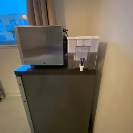 Homestay Xl Bright Room+parking+fridge+micro - 20min Bridge - 3 Min Walk To Train/bus Station