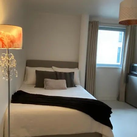 Homestay Xl Bright Room+parking+fridge+micro - 20min Bridge - 3 Min Walk To Train/bus Station *