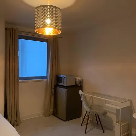 Xl Bright Room+parking+fridge+micro - 20min Bridge - 3 Min Walk To Train/bus Station *