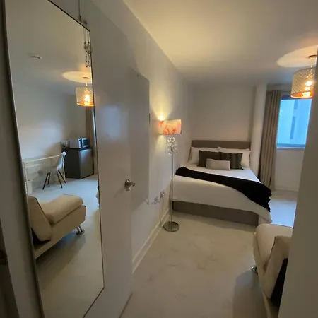 Xl Bright Room+parking+fridge+micro - 20min Bridge - 3 Min Walk To Train/bus Station * London