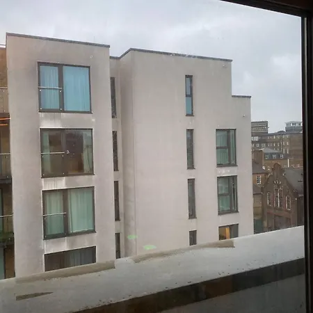 Xl Bright Room+parking+fridge+micro - 20min Bridge - 3 Min Walk To Train/bus Station Homestay *