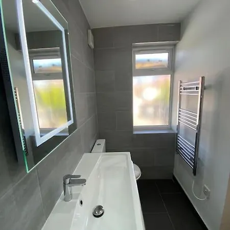 New! Brand New Beautiful Modern Apartment *
