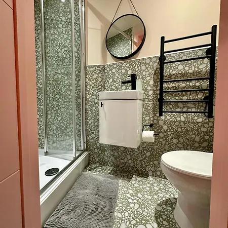 Gasthuis Cozy En-suite Loft In Trendy Local Londen