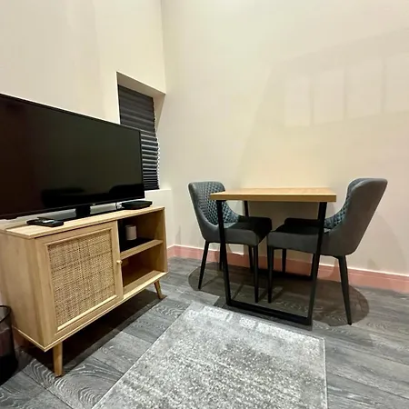 Cozy En-suite Loft In Trendy Local *