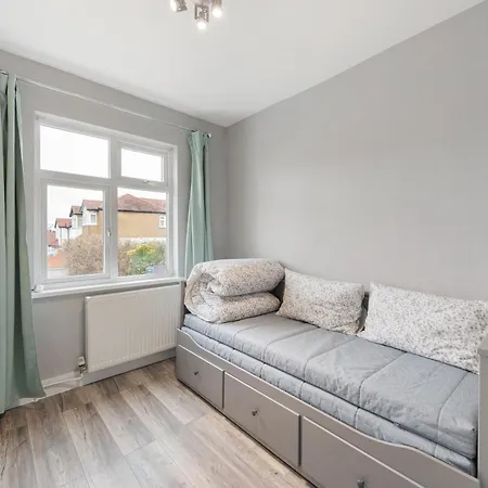 Oasis: Modern Haven Near Tube & Park Edgware
