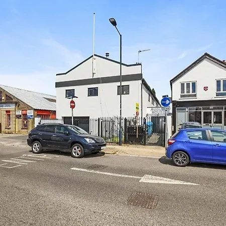 Stunning New 2 Bed Flat - 6 August House Apartment