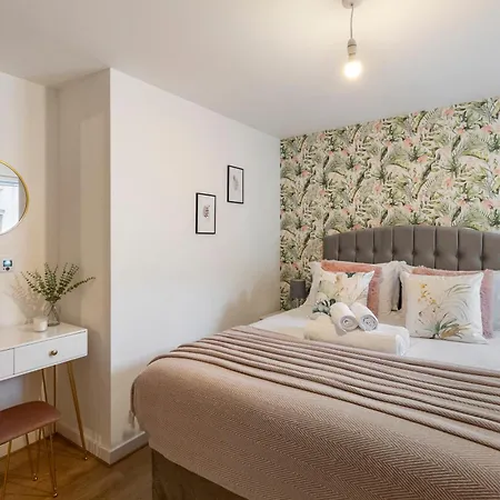 Tranquil Urban Haven Apartment