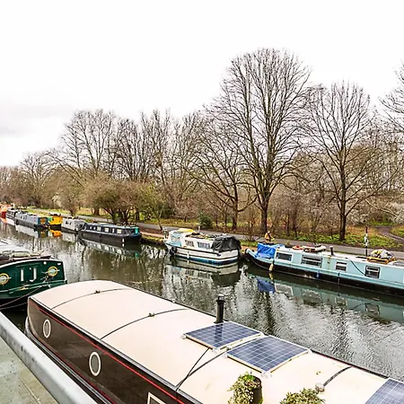 Vibrant And Modern With Canal Views Apartment London