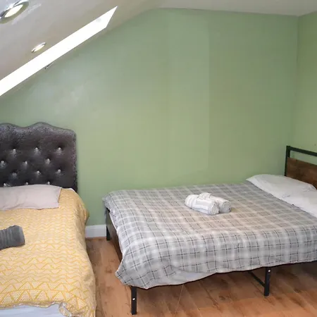 3 Bedroom - Ealing Apartment *