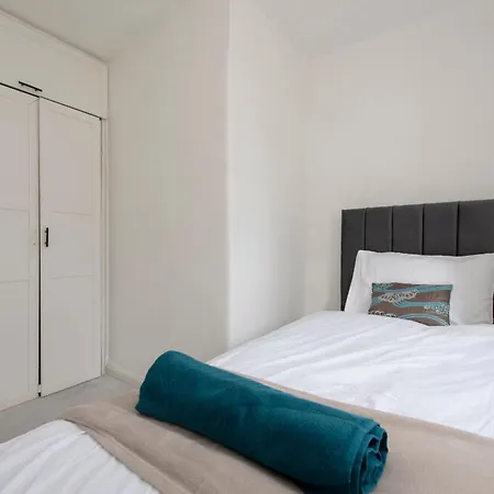 Cheerful Chingford, Beautiful Views, Free Parking Apartment Enfield
