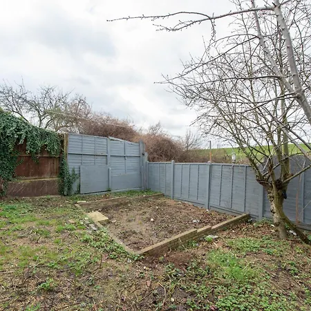 Cheerful Chingford, Beautiful Views, Free Parking Apartment Enfield