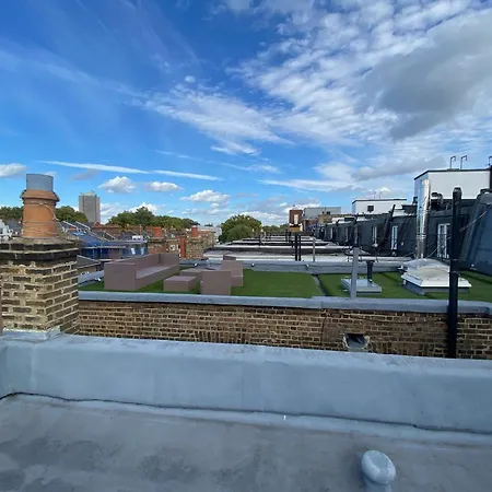 3 Bedroom Top Floor Kensington Apartment *
