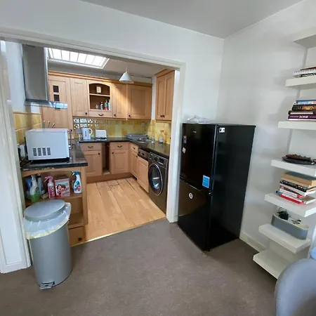 Apartment 3 Bedroom Top Floor Kensington *
