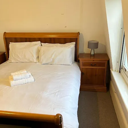 3 Bedroom Top Floor Kensington Apartment *