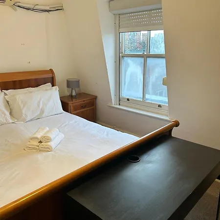 3 Bedroom Top Floor Kensington Apartment
