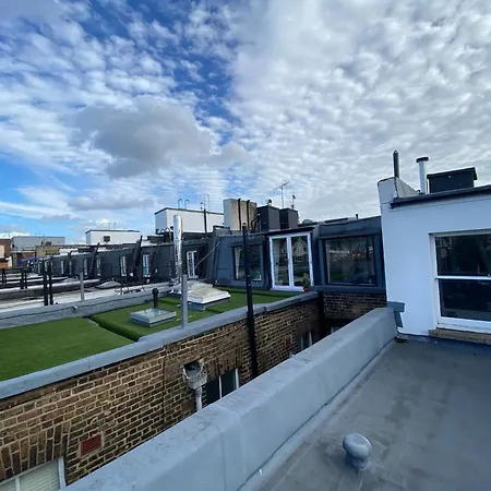 3 Bedroom Top Floor Kensington Apartment