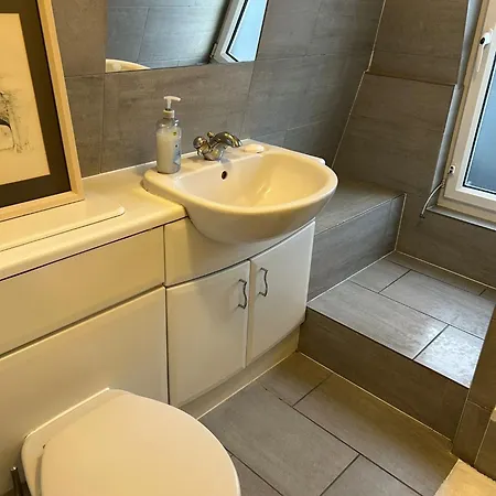 3 Bedroom Top Floor Kensington Apartment *