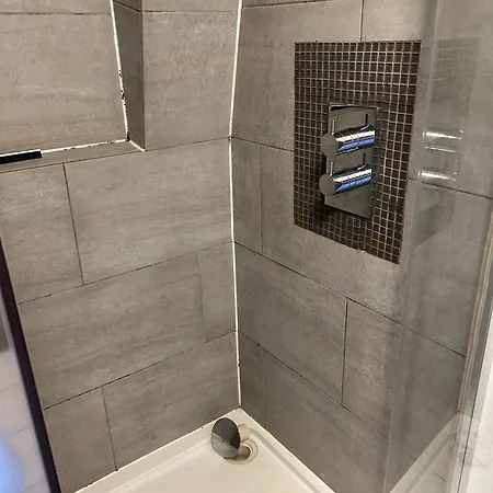 3 Bedroom Top Floor Kensington