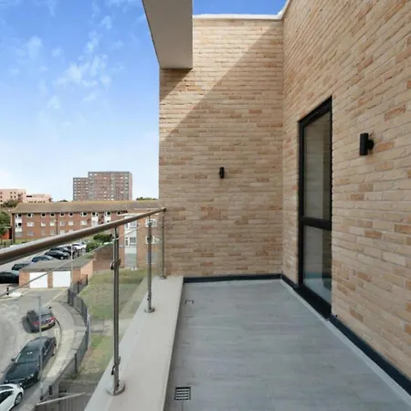Stunning 2-bed In * Barking