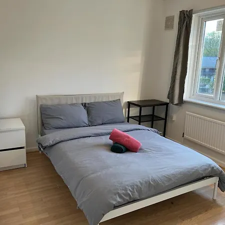 Double Near Canary Wharf 28 * London