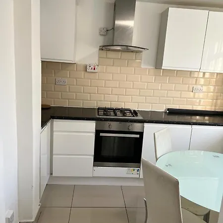 Double Near Canary Wharf 28 * London
