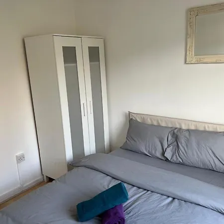 Double Near Canary Wharf 28 *