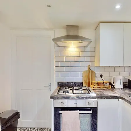 Tube & Notting Hill Nearby - Garden Flat Haven Apartment