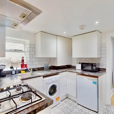 Tube & Notting Hill Nearby - Garden Flat Haven *