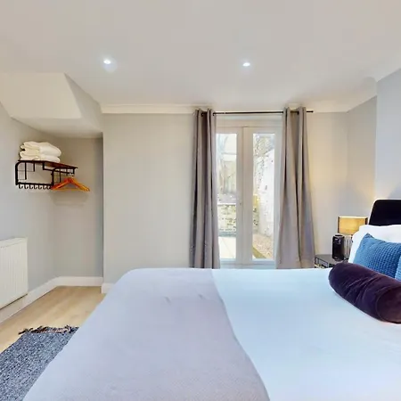 Tube & Notting Hill Nearby - Garden Flat Haven