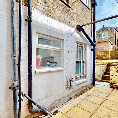 Tube & Notting Hill Nearby - Garden Flat Haven