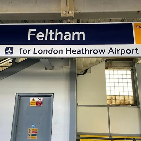 Heathrow Airport 10 Mins Drive L Free Secure Parking L Tiny House With Courtyard Holiday home