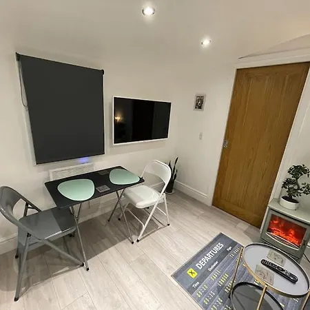Heathrow Airport 10 Mins Drive L Free Secure Parking L Tiny House With Courtyard Holiday home