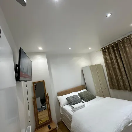 Beautiful Double With Free Wi-fi And Free Parking London