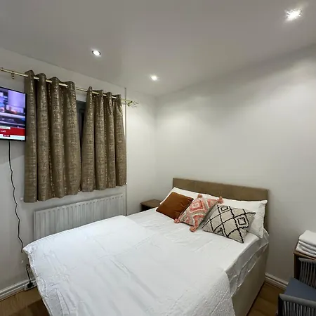 Beautiful Double With Free Wi-fi And Free Parking London