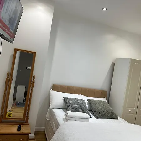 Beautiful Double With Free Wi-fi And Free Parking Guest house London