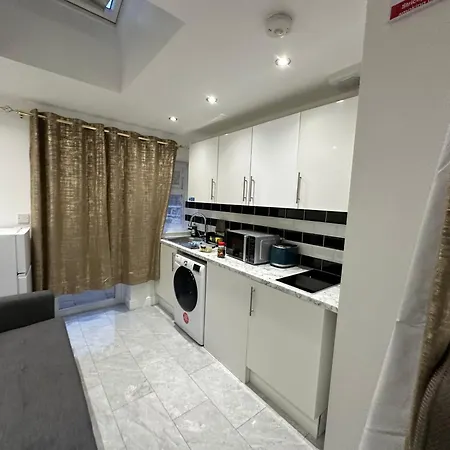 Beautiful Double With Free Wi-fi And Free Parking London