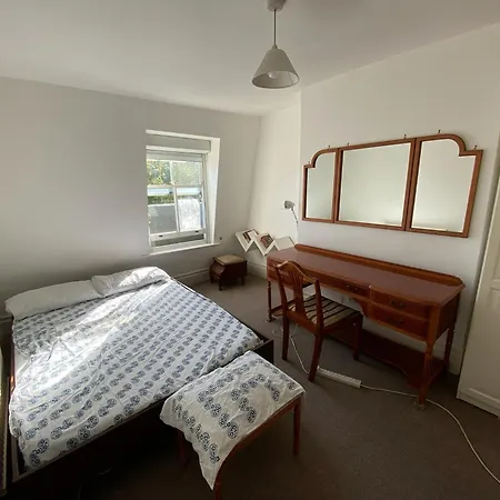 Apartment 3 Bedroom Top Floor Kensington *