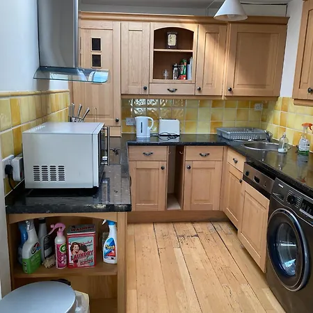 Apartment 3 Bedroom Top Floor Kensington *