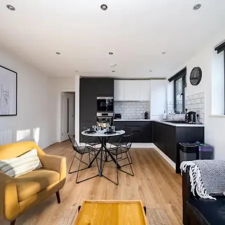 Pass The Keys Modern And Bright Minutes From Londra