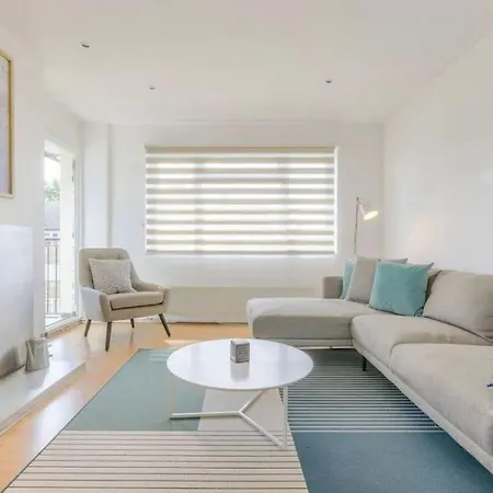 2 Bed Bright Flat In Fulham