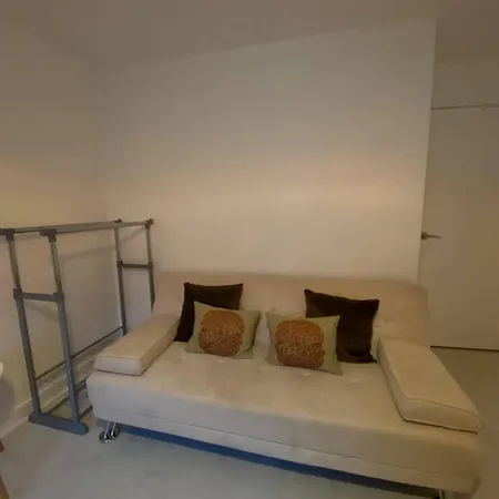 Homestay Xl Bright Room+parking+fridge+micro - 20min Bridge - 3 Min Walk To Train/bus Station London