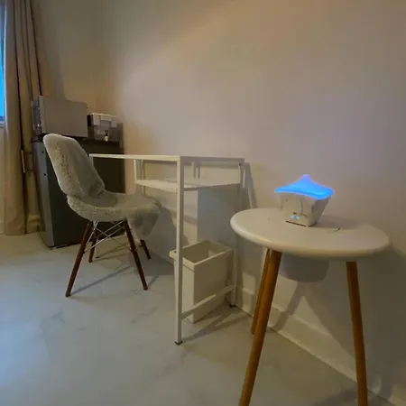 Xl Bright Room+parking+fridge+micro - 20min Bridge - 3 Min Walk To Train/bus Station London
