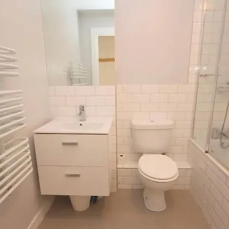Xl Bright Room+parking+fridge+micro - 20min Bridge - 3 Min Walk To Train/bus Station *