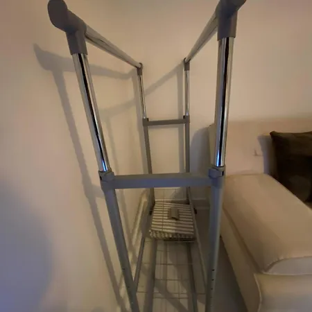Xl Bright Room+parking+fridge+micro - 20min Bridge - 3 Min Walk To Train/bus Station Homestay