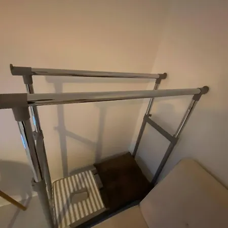 Xl Bright Room+parking+fridge+micro - 20min Bridge - 3 Min Walk To Train/bus Station