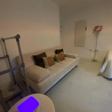 Homestay Xl Bright Room+parking+fridge+micro - 20min Bridge - 3 Min Walk To Train/bus Station