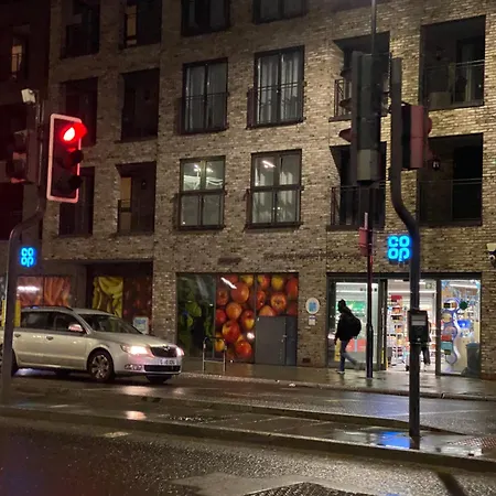 Xl Bright Room+parking+fridge+micro - 20min Bridge - 3 Min Walk To Train/bus Station * London
