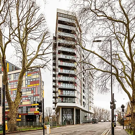 Vibrant And Modern With Canal Views London